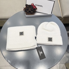 香奈儿CHANEL官网新品经典套装帽子!帽子➕围巾!手感一级棒!暖暖哒超级舒服~这个冬天你就差这么一套装帽子啦~又保暖又 香奈儿CHANEL官网新品经典套装帽子!帽子➕围巾!手感一级棒!暖暖哒超级舒服~这个冬天你就差这么一套装帽子啦~又保暖又