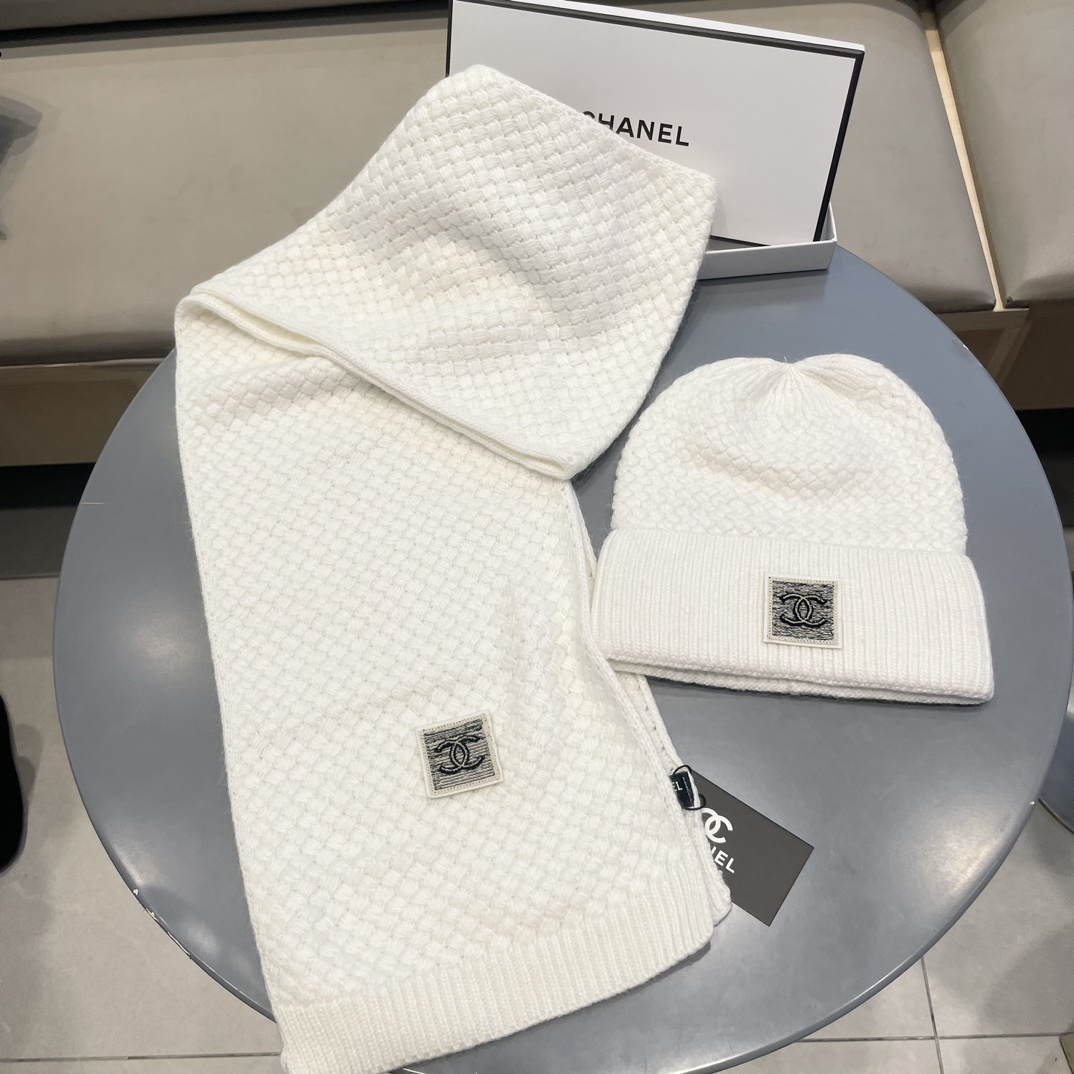 香奈儿CHANEL官网新品经典套装帽子！帽子➕围巾！手感一级棒！暖暖哒超级舒服～这个冬天你就差这么一套装帽子啦～又保暖又