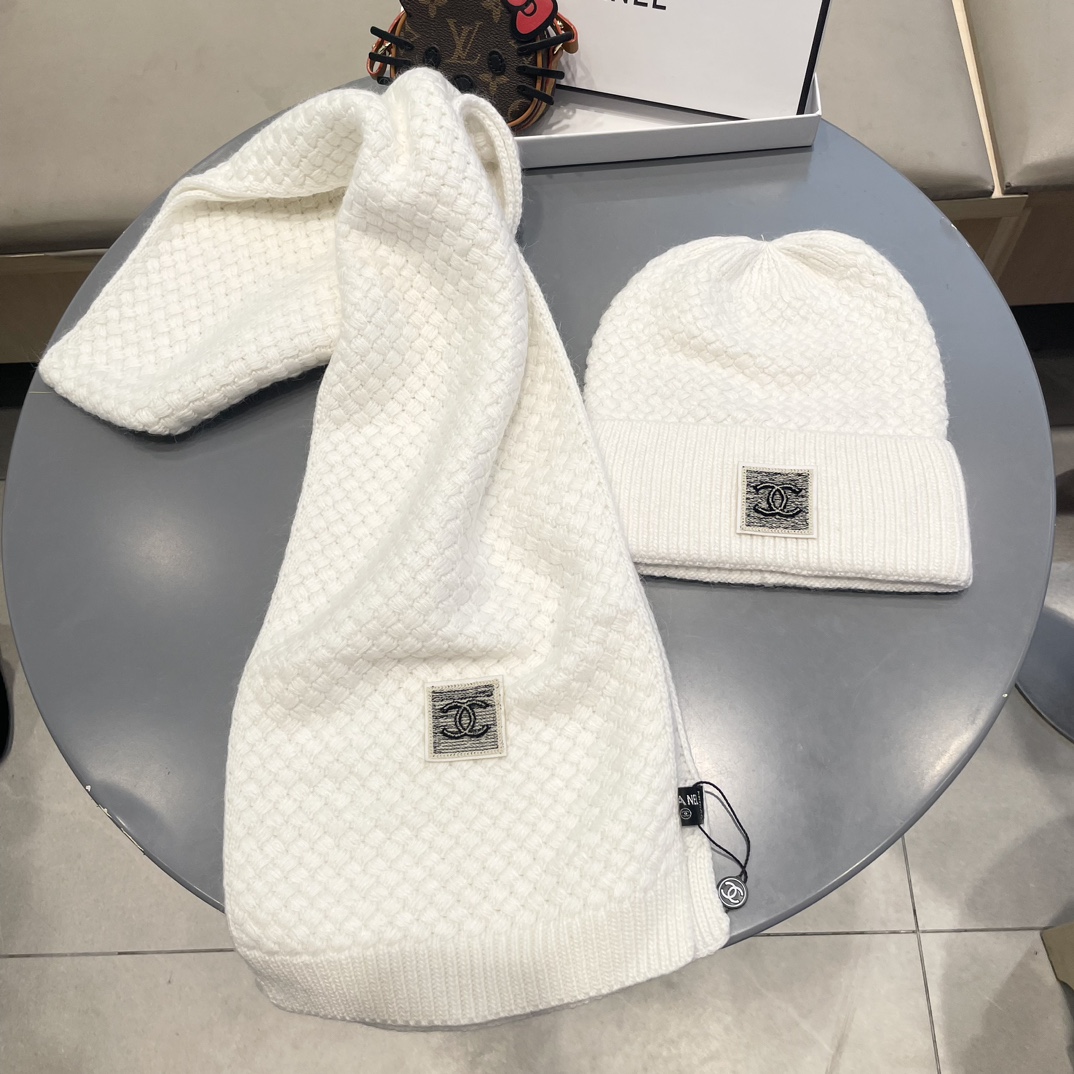 香奈儿CHANEL官网新品经典套装帽子！帽子➕围巾！手感一级棒！暖暖哒超级舒服～这个冬天你就差这么一套装帽子啦～又保暖又