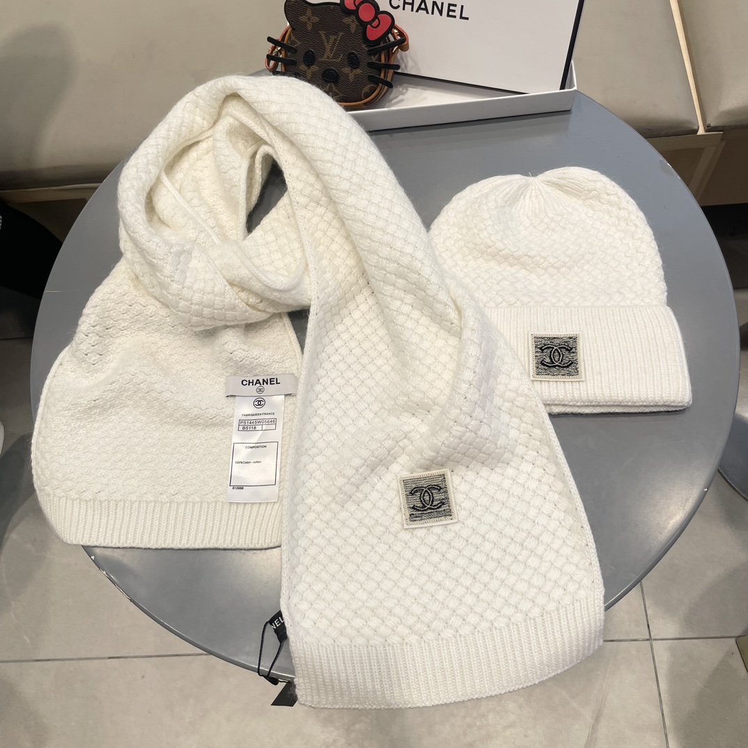 香奈儿CHANEL官网新品经典套装帽子！帽子➕围巾！手感一级棒！暖暖哒超级舒服～这个冬天你就差这么一套装帽子啦～又保暖又
