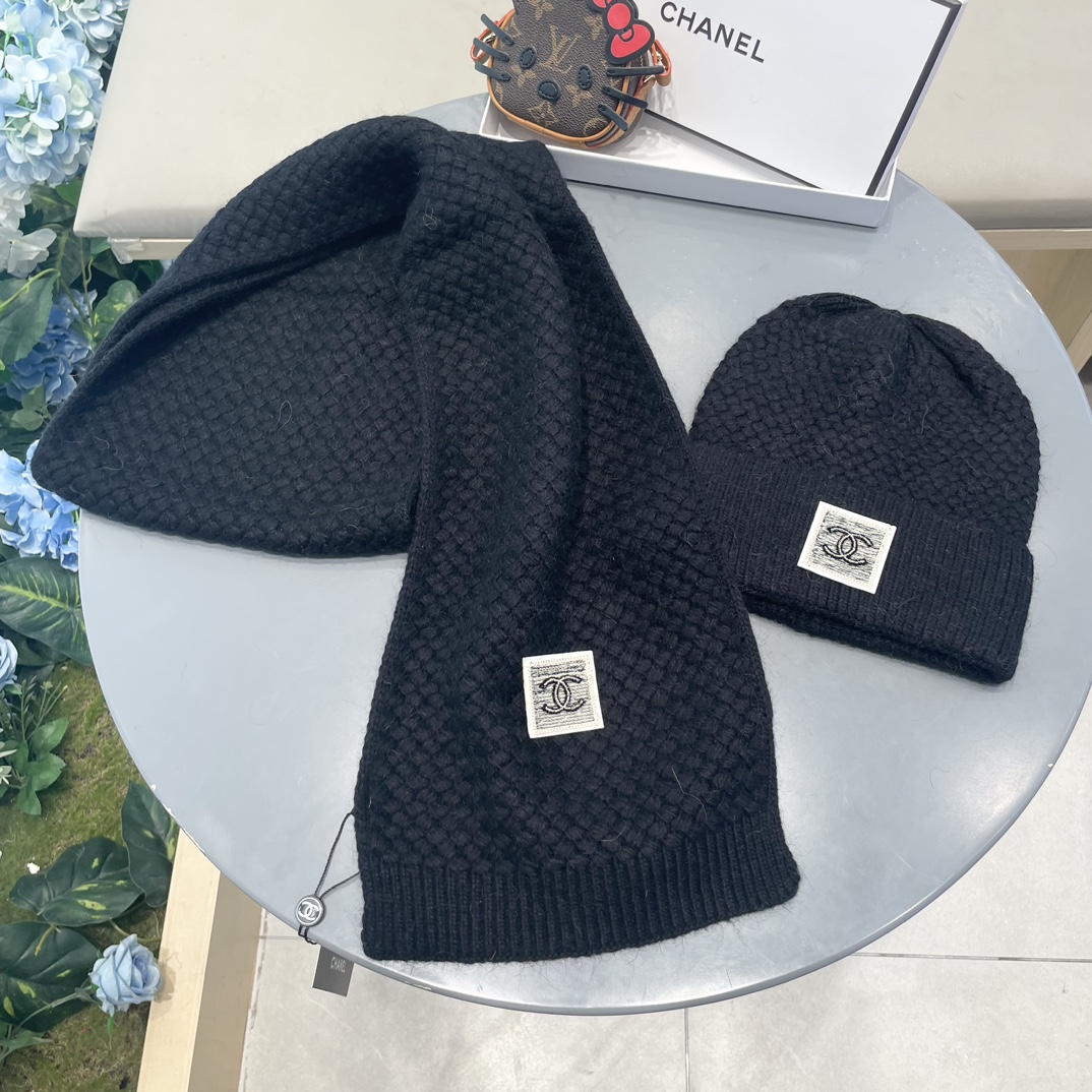 香奈儿CHANEL官网新品经典套装帽子！帽子➕围巾！手感一级棒！暖暖哒超级舒服～这个冬天你就差这么一套装帽子啦～又保暖又