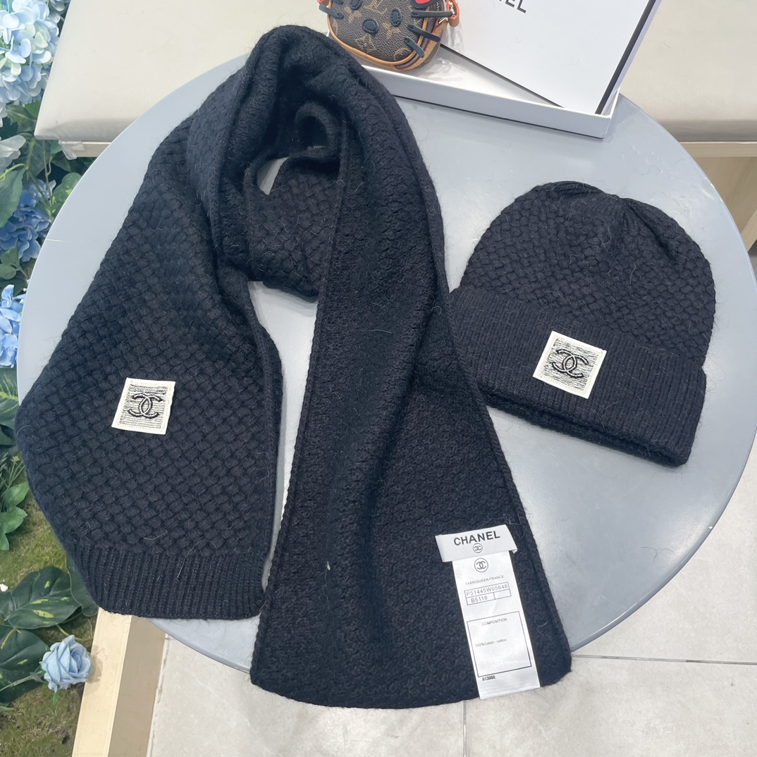 香奈儿CHANEL官网新品经典套装帽子！帽子➕围巾！手感一级棒！暖暖哒超级舒服～这个冬天你就差这么一套装帽子啦～又保暖又