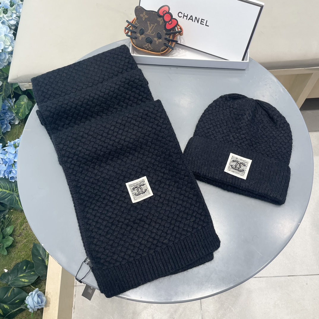 香奈儿CHANEL官网新品经典套装帽子！帽子➕围巾！手感一级棒！暖暖哒超级舒服～这个冬天你就差这么一套装帽子啦～又保暖又
