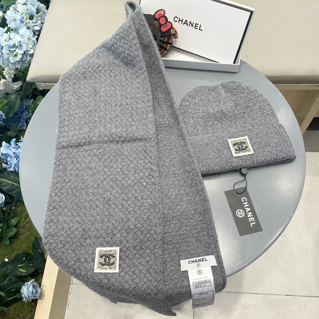 香奈儿CHANEL官网新品经典套装帽子！帽子➕围巾！手感一级棒！暖暖哒超级舒服～这个冬天你就差这么一套装帽子啦～又保暖又