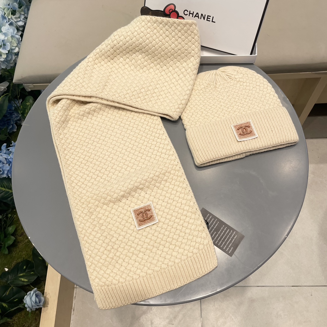 香奈儿CHANEL官网新品经典套装帽子！帽子➕围巾！手感一级棒！暖暖哒超级舒服～这个冬天你就差这么一套装帽子啦～又保暖又