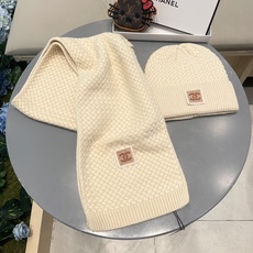 香奈儿CHANEL官网新品经典套装帽子!帽子➕围巾!手感一级棒!暖暖哒超级舒服~这个冬天你就差这么一套装帽子啦~又保暖又 香奈儿CHANEL官网新品经典套装帽子!帽子➕围巾!手感一级棒!暖暖哒超级舒服~这个冬天你就差这么一套装帽子啦~又保暖又