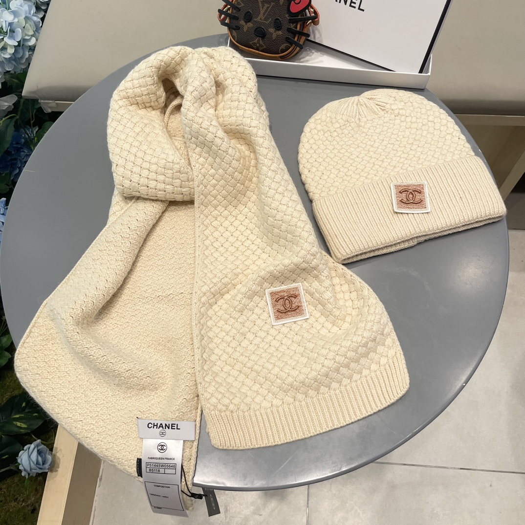 香奈儿CHANEL官网新品经典套装帽子！帽子➕围巾！手感一级棒！暖暖哒超级舒服～这个冬天你就差这么一套装帽子啦～又保暖又