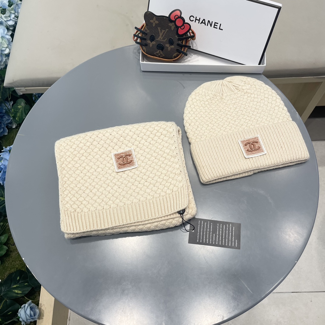 香奈儿CHANEL官网新品经典套装帽子！帽子➕围巾！手感一级棒！暖暖哒超级舒服～这个冬天你就差这么一套装帽子啦～又保暖又