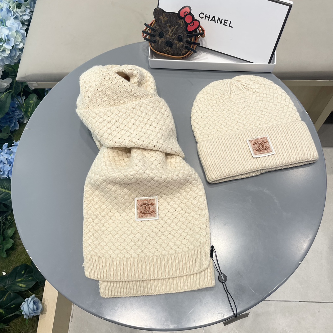 香奈儿CHANEL官网新品经典套装帽子！帽子➕围巾！手感一级棒！暖暖哒超级舒服～这个冬天你就差这么一套装帽子啦～又保暖又