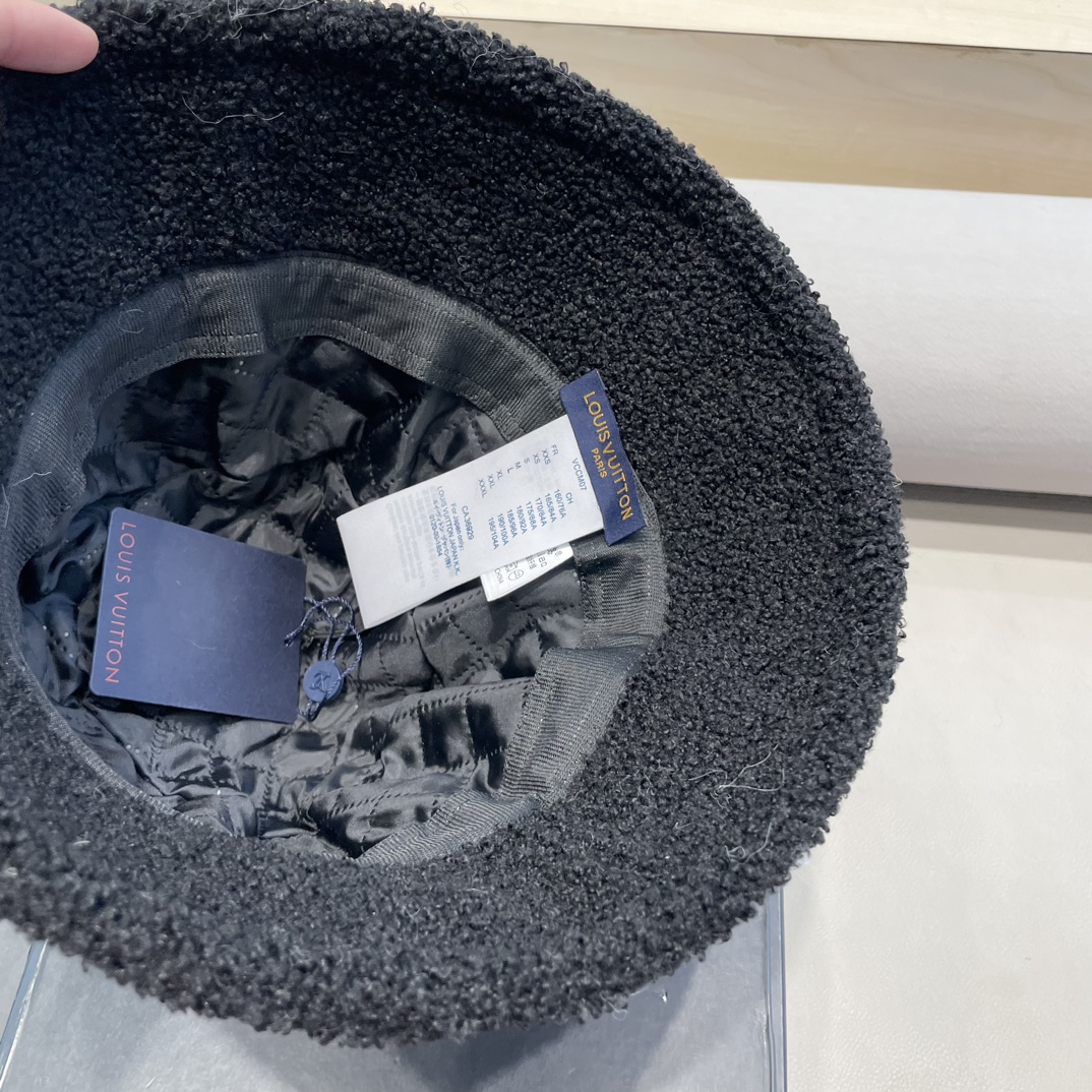   lv 秋冬新款羊羔毛渔夫帽，休闲跑量款，头围57cm
