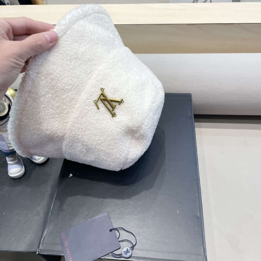 lv 秋冬新款羊羔毛渔夫帽，休闲跑量款，头围57cm