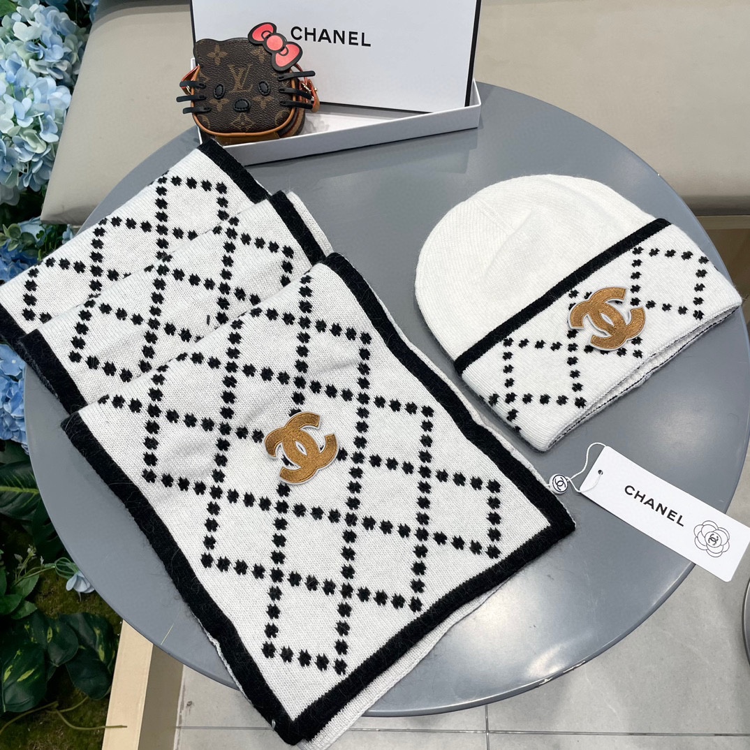 香奈儿CHANEL小红书爆款，官网新品经典套装帽子！帽子➕围巾！手感一级棒！暖暖哒超级舒服～这个冬天你就差这么一套装帽子