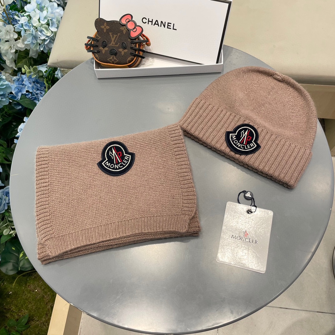 蒙口。 【羊毛套装帽子】经典套装帽子！帽子➕围巾！70%羊毛➕30%兔毛。暖暖哒超级舒服～冬日小姐姐减龄神器哦～这个冬天你就差这么一套套装帽子啦～又保暖又时尚！男女通用款!可以做情侣款！防伪标签吊卡齐全！多多款式，欢迎选择!