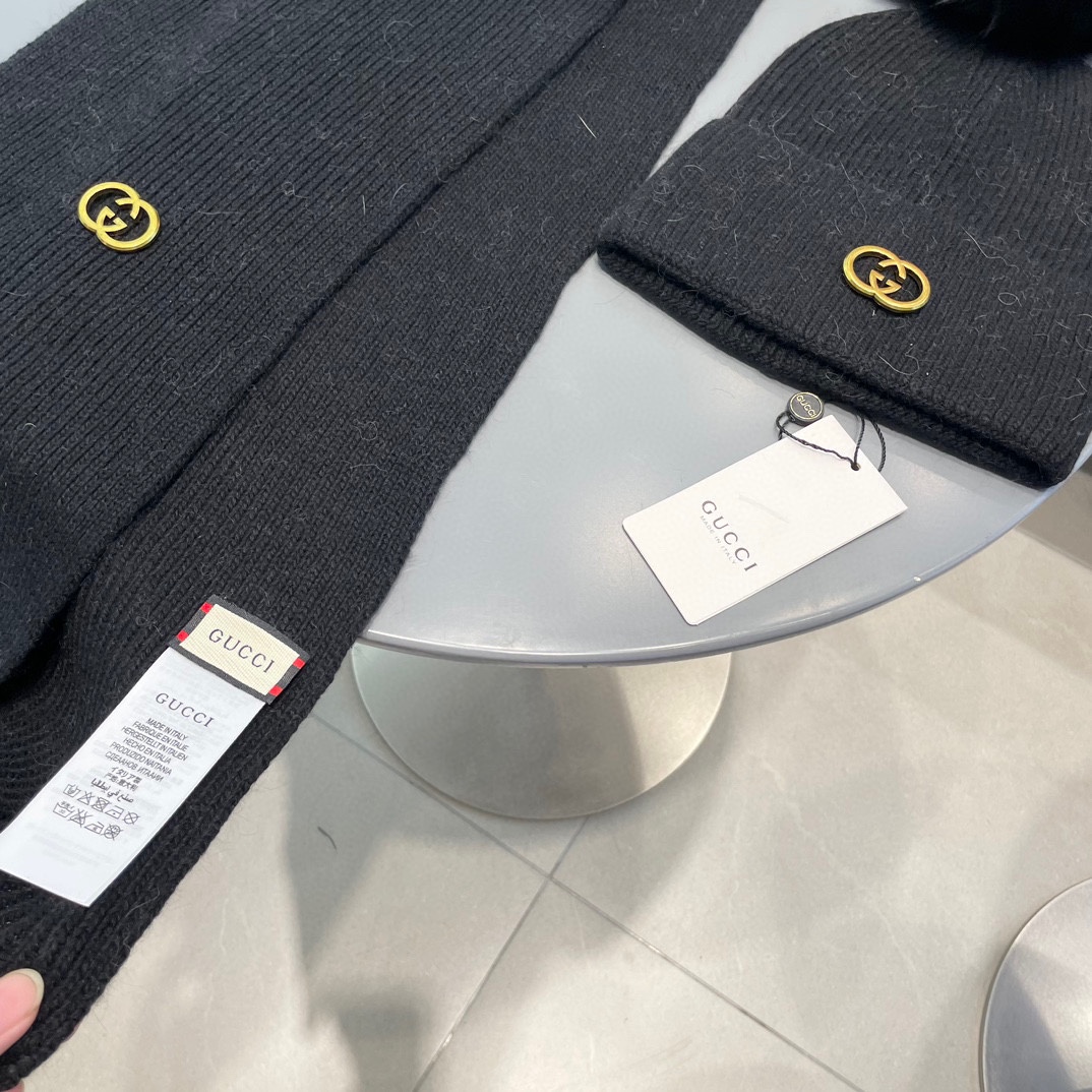 古奇GUCCI经典套装帽子配狐狸毛球！帽子➕围巾！羊绒兔绒品质！暖暖哒超级舒服～这个冬天你就差这么一套套装帽子啦～又保暖