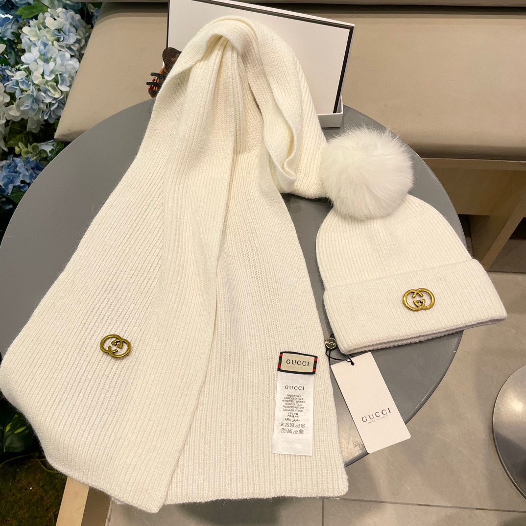 古奇GUCCI经典套装帽子配狐狸毛球！帽子➕围巾！羊绒兔绒品质！暖暖哒超级舒服～这个冬天你就差这么一套套装帽子啦～又保暖