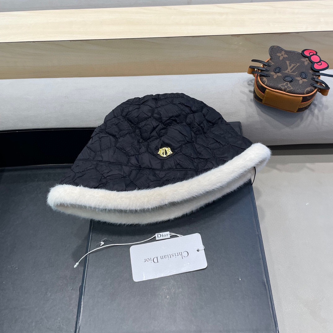 NO:217115,DIOR fisherman hat for women in winter thickened down cotton hat fashionable bristle casual and versatile cold-proof and warm basin hat fisherman hat baseball hat knit hat, hat, dior, dior, espadrilles, down jacket, hats19860909DIOR迪奥渔夫帽女冬季加厚羽绒棉帽时尚毛边休闲百搭防寒保暖盆帽帽子渔夫帽棒球帽针织帽,帽子,dior,dior,espadrilles,down jacket,hats,hat