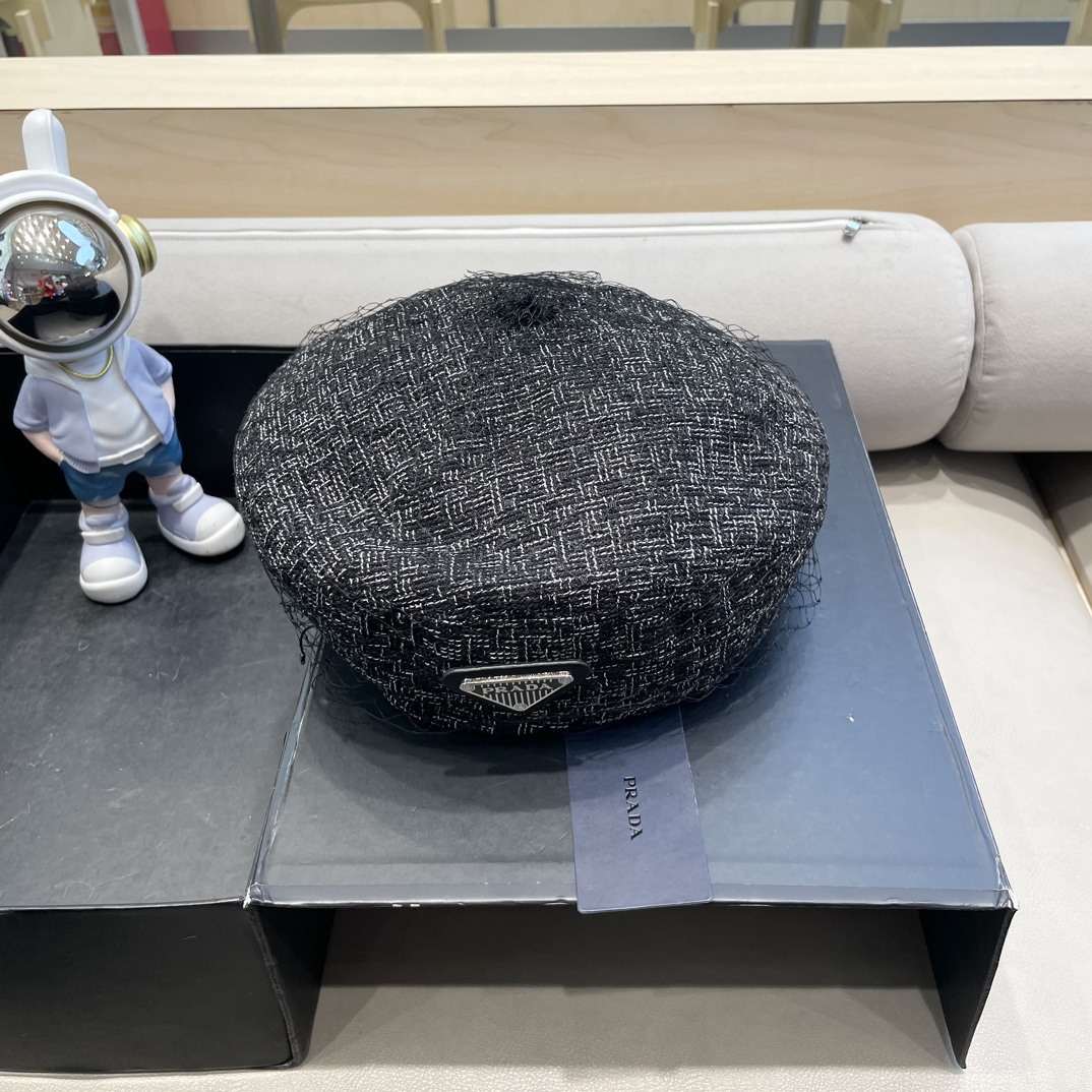 NO:217213,Prada Prada black back-wearing beret women autumn and winter style big head retro British forward hat showing face tabloid boy painter hat hat fisherman hat baseball hat knit hat, hat, prada, prada, espadrilles, hats19860909普拉达Prada黑色反戴贝雷帽女秋冬款大头围复古英伦前进帽显脸小报童画家帽子帽子渔夫帽棒球帽针织帽,帽子,prada,prada,espadrilles,hats,hat