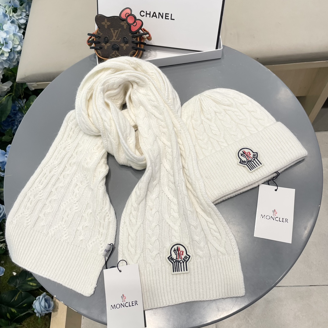 moncler蒙口官网新品经典套装帽子！帽子➕围巾！男女同款手感一级棒！暖暖哒超级舒服～这个冬天你就差这么一套装帽子啦～