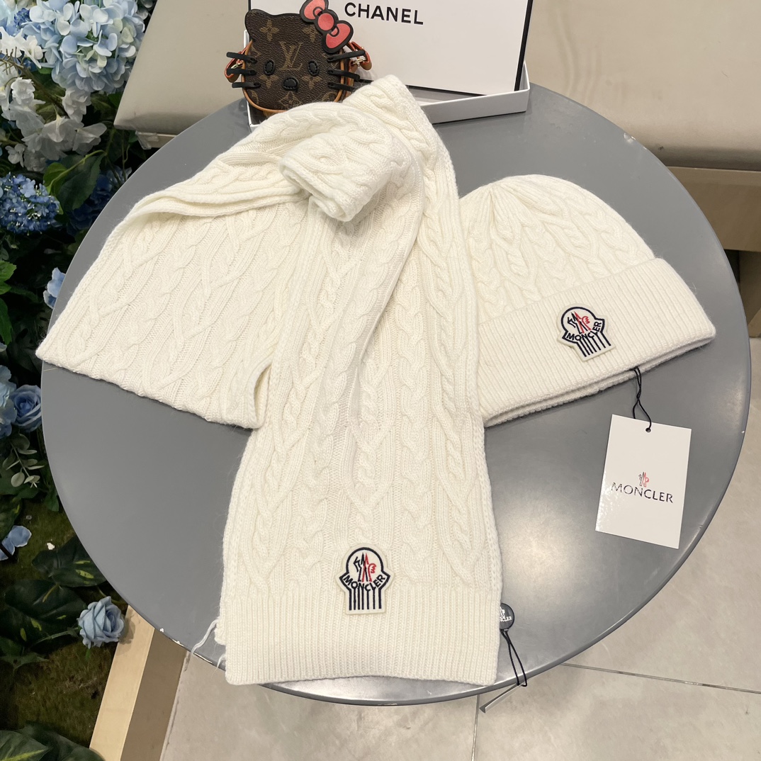 moncler蒙口官网新品经典套装帽子！帽子➕围巾！男女同款手感一级棒！暖暖哒超级舒服～这个冬天你就差这么一套装帽子啦～
