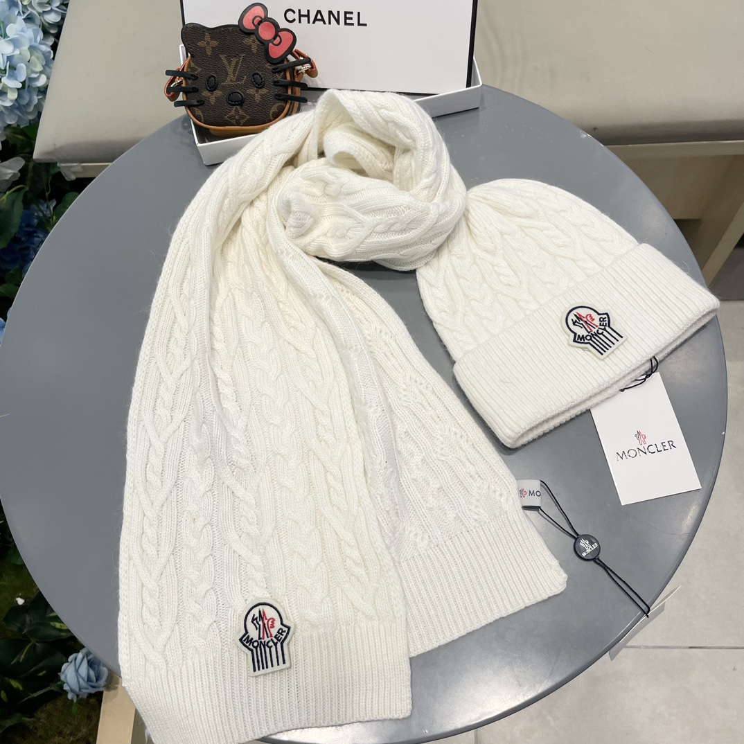 moncler蒙口官网新品经典套装帽子！帽子➕围巾！男女同款手感一级棒！暖暖哒超级舒服～这个冬天你就差这么一套装帽子啦～