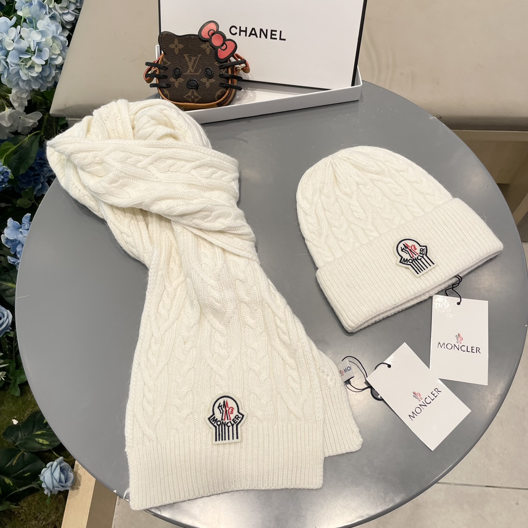 moncler蒙口官网新品经典套装帽子！帽子➕围巾！男女同款手感一级棒！暖暖哒超级舒服～这个冬天你就差这么一套装帽子啦～