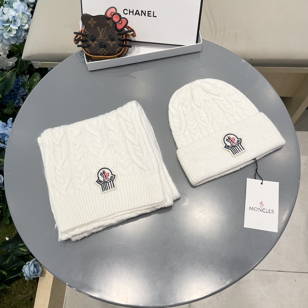moncler蒙口官网新品经典套装帽子！帽子➕围巾！男女同款手感一级棒！暖暖哒超级舒服～这个冬天你就差这么一套装帽子啦～