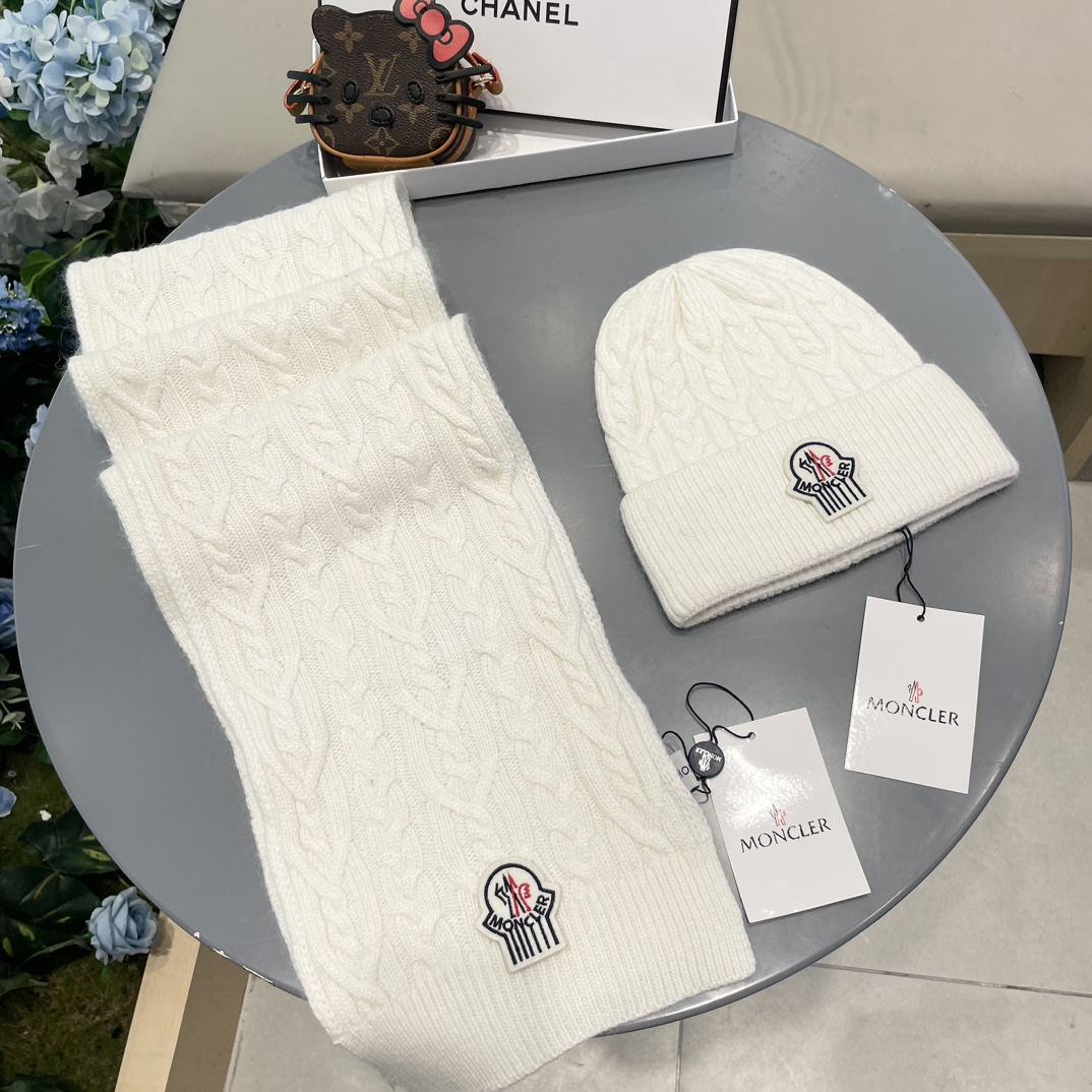 moncler蒙口官网新品经典套装帽子！帽子➕围巾！男女同款手感一级棒！暖暖哒超级舒服～这个冬天你就差这么一套装帽子啦～