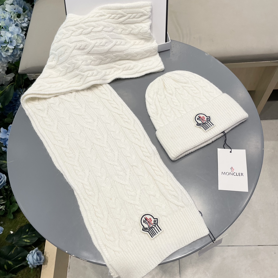 moncler蒙口官网新品经典套装帽子！帽子➕围巾！男女同款手感一级棒！暖暖哒超级舒服～这个冬天你就差这么一套装帽子啦～