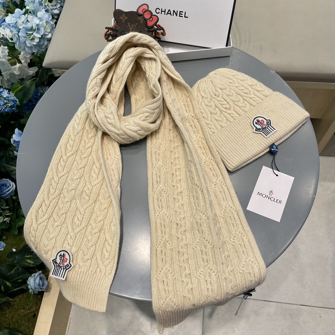 moncler蒙口官网新品经典套装帽子！帽子➕围巾！男女同款手感一级棒！暖暖哒超级舒服～这个冬天你就差这么一套装帽子啦～
