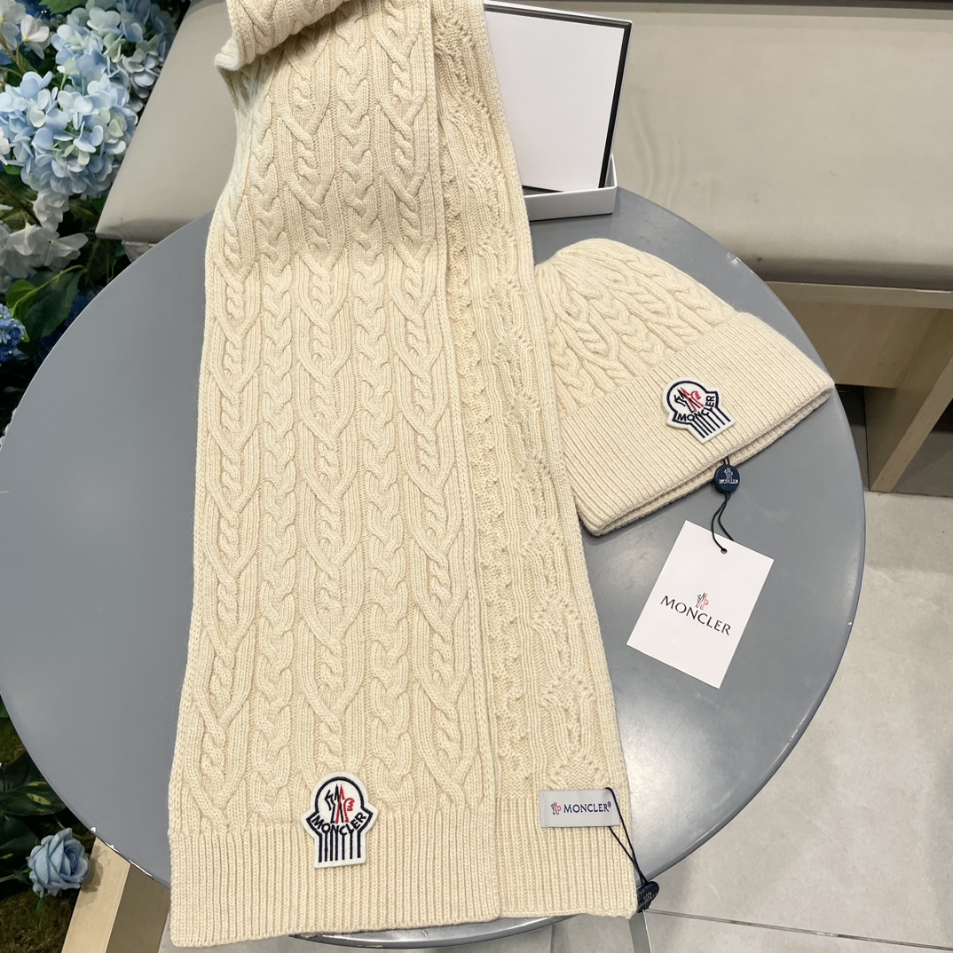 moncler蒙口官网新品经典套装帽子！帽子➕围巾！男女同款手感一级棒！暖暖哒超级舒服～这个冬天你就差这么一套装帽子啦～