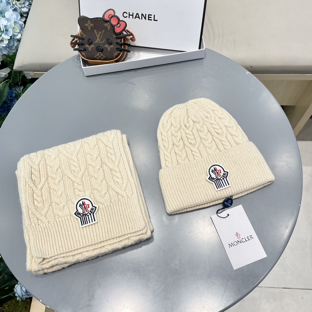 moncler蒙口官网新品经典套装帽子！帽子➕围巾！男女同款手感一级棒！暖暖哒超级舒服～这个冬天你就差这么一套装帽子啦～