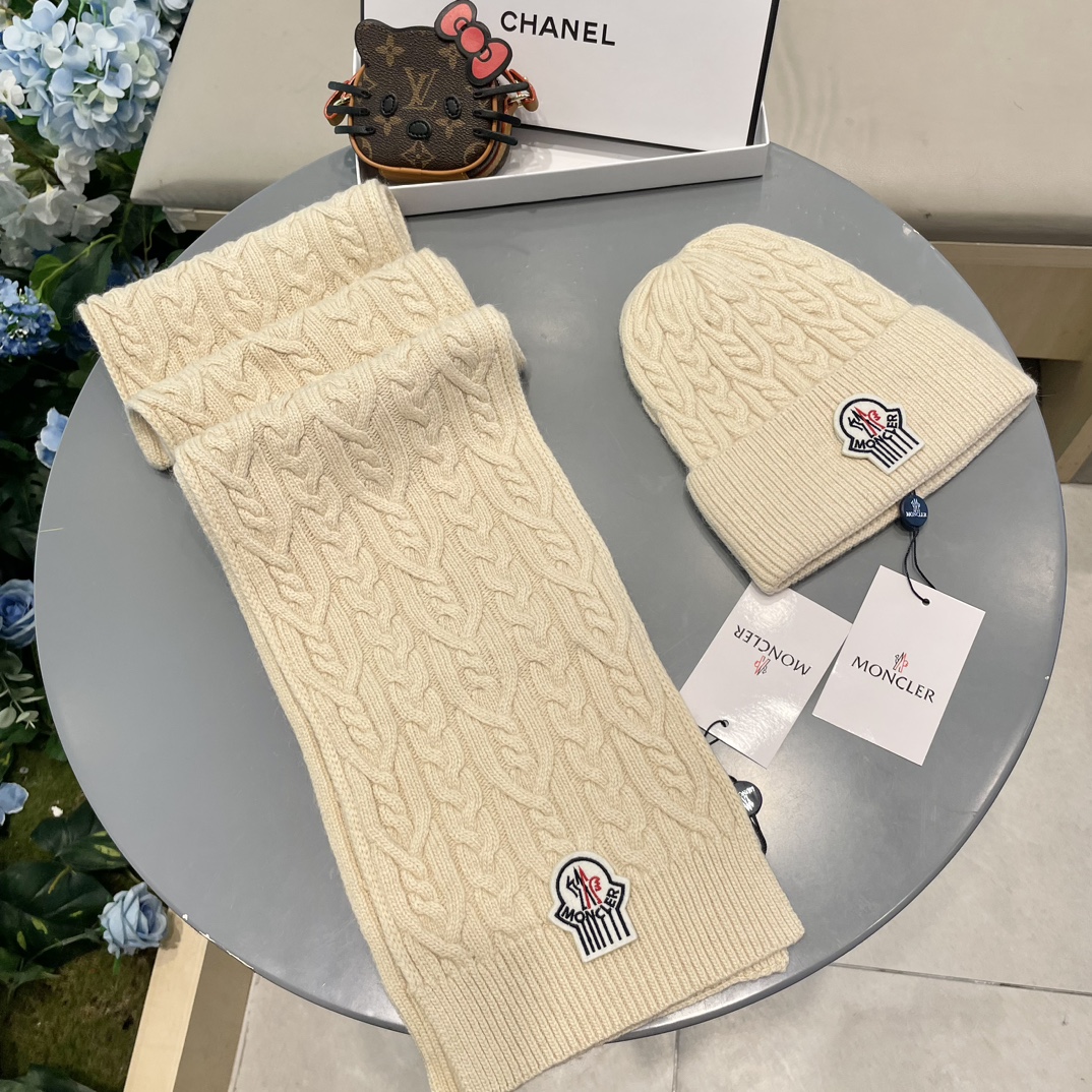 moncler蒙口官网新品经典套装帽子！帽子➕围巾！男女同款手感一级棒！暖暖哒超级舒服～这个冬天你就差这么一套装帽子啦～