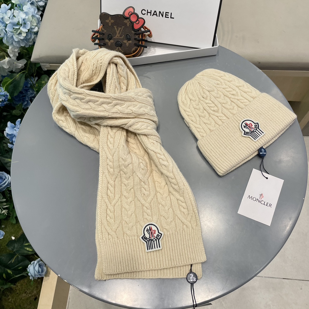 moncler蒙口官网新品经典套装帽子！帽子➕围巾！男女同款手感一级棒！暖暖哒超级舒服～这个冬天你就差这么一套装帽子啦～