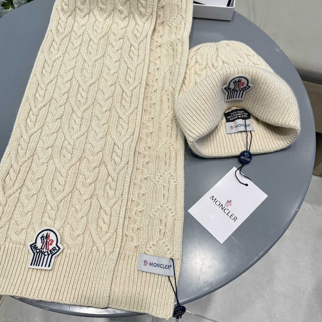 moncler蒙口官网新品经典套装帽子！帽子➕围巾！男女同款手感一级棒！暖暖哒超级舒服～这个冬天你就差这么一套装帽子啦～