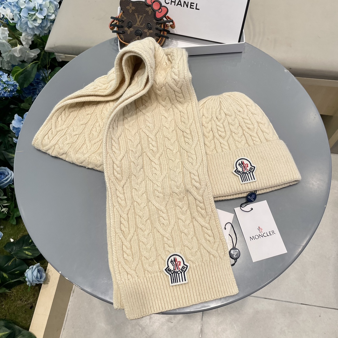 moncler蒙口官网新品经典套装帽子！帽子➕围巾！男女同款手感一级棒！暖暖哒超级舒服～这个冬天你就差这么一套装帽子啦～