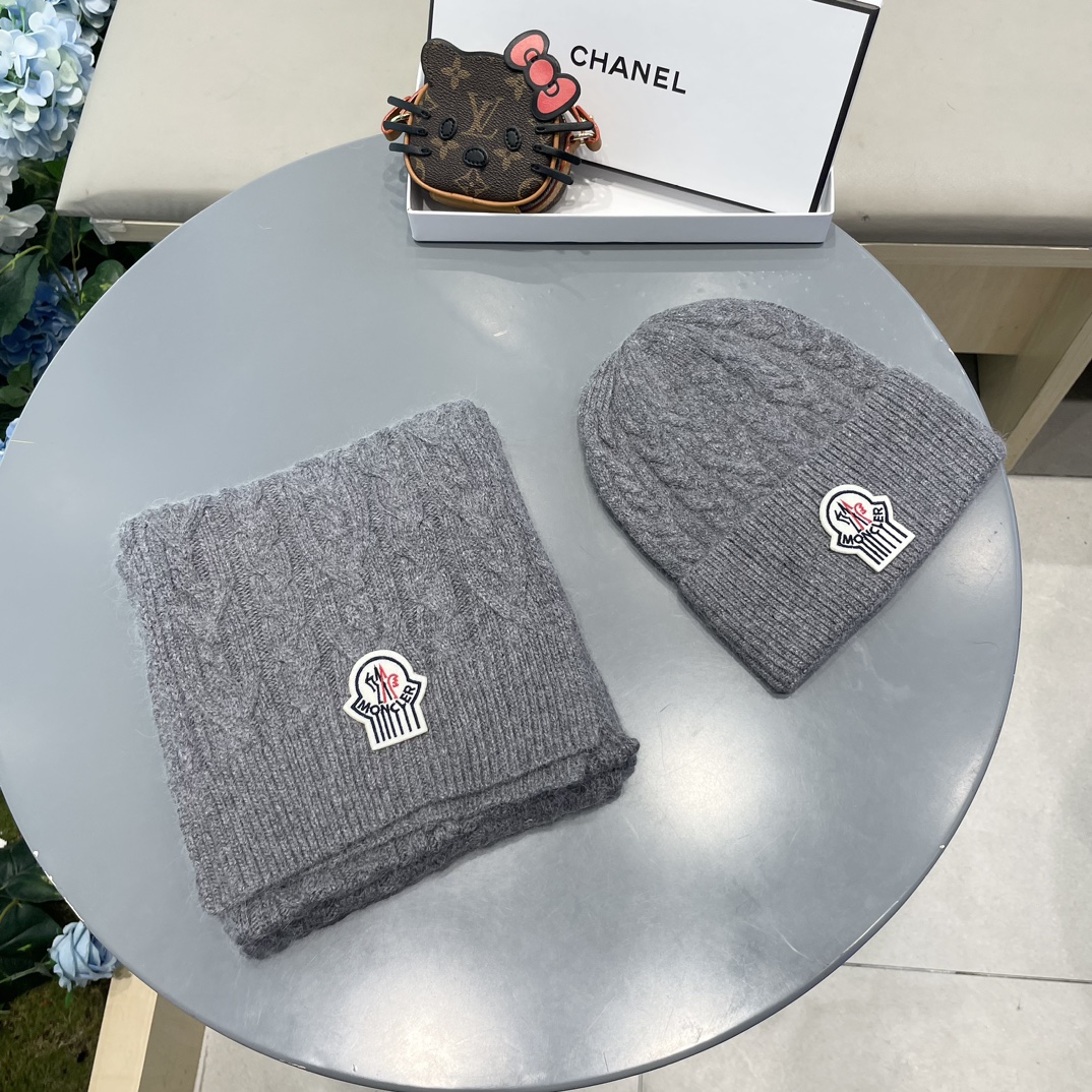 moncler蒙口官网新品经典套装帽子！帽子➕围巾！男女同款手感一级棒！暖暖哒超级舒服～这个冬天你就差这么一套装帽子啦～
