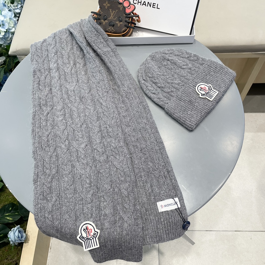 moncler蒙口官网新品经典套装帽子！帽子➕围巾！男女同款手感一级棒！暖暖哒超级舒服～这个冬天你就差这么一套装帽子啦～