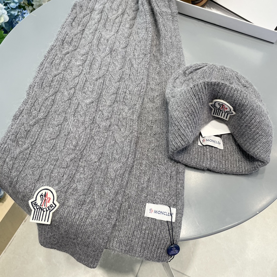moncler蒙口官网新品经典套装帽子！帽子➕围巾！男女同款手感一级棒！暖暖哒超级舒服～这个冬天你就差这么一套装帽子啦～