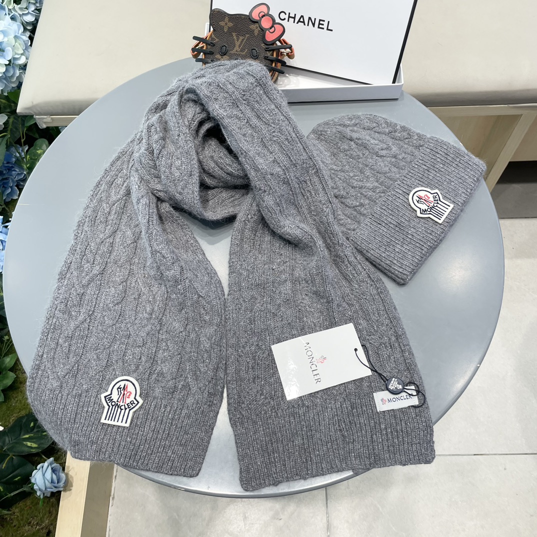 moncler蒙口官网新品经典套装帽子！帽子➕围巾！男女同款手感一级棒！暖暖哒超级舒服～这个冬天你就差这么一套装帽子啦～