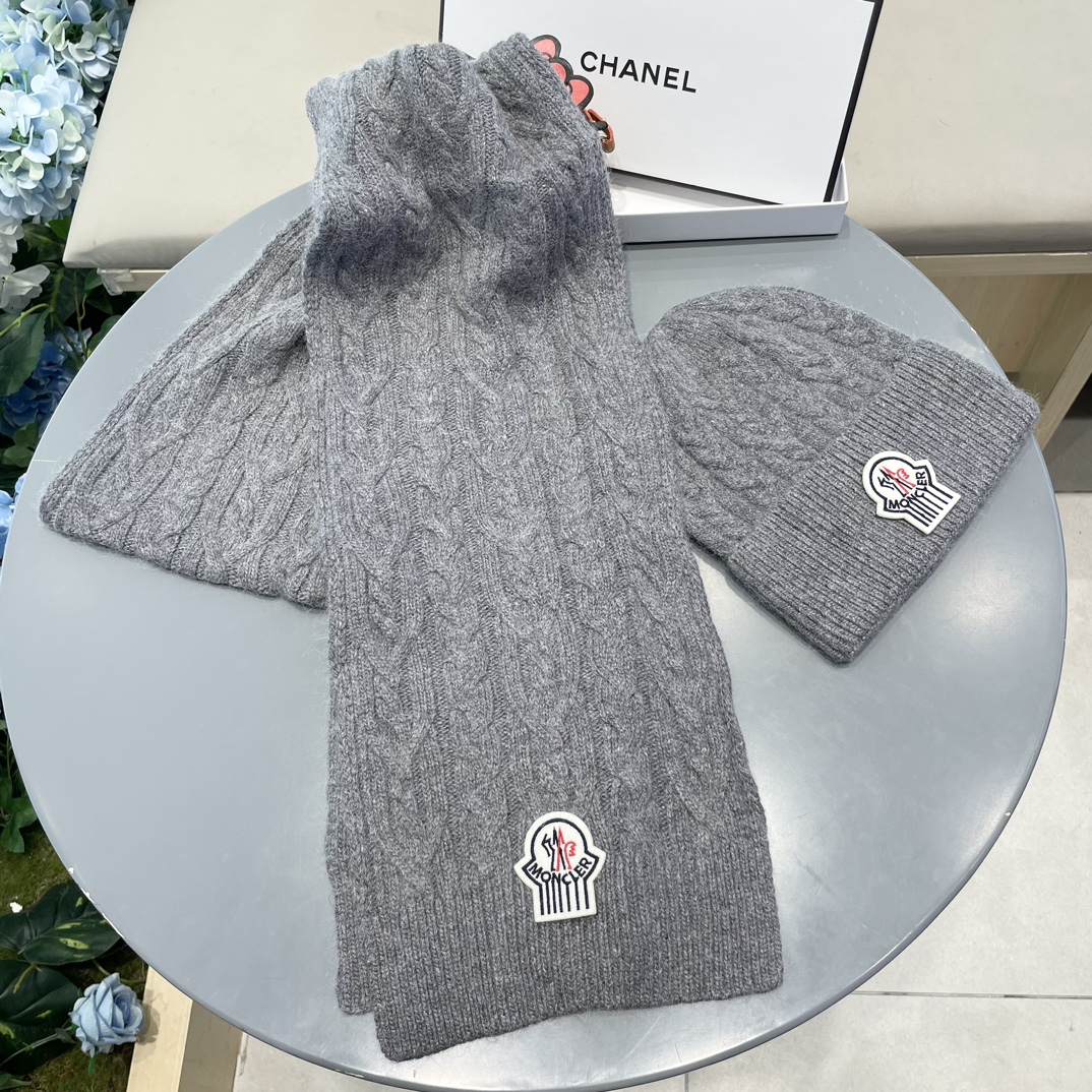 moncler蒙口官网新品经典套装帽子！帽子➕围巾！男女同款手感一级棒！暖暖哒超级舒服～这个冬天你就差这么一套装帽子啦～