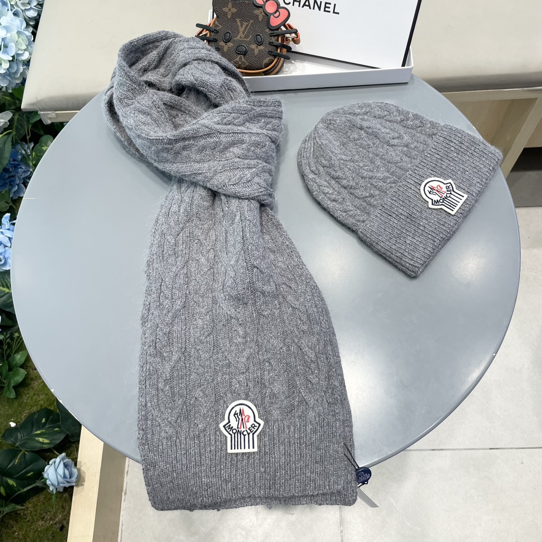moncler蒙口官网新品经典套装帽子！帽子➕围巾！男女同款手感一级棒！暖暖哒超级舒服～这个冬天你就差这么一套装帽子啦～