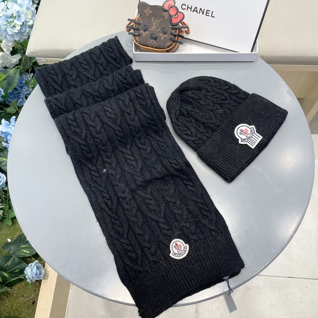 moncler蒙口官网新品经典套装帽子！帽子➕围巾！男女同款手感一级棒！暖暖哒超级舒服～这个冬天你就差这么一套装帽子啦～