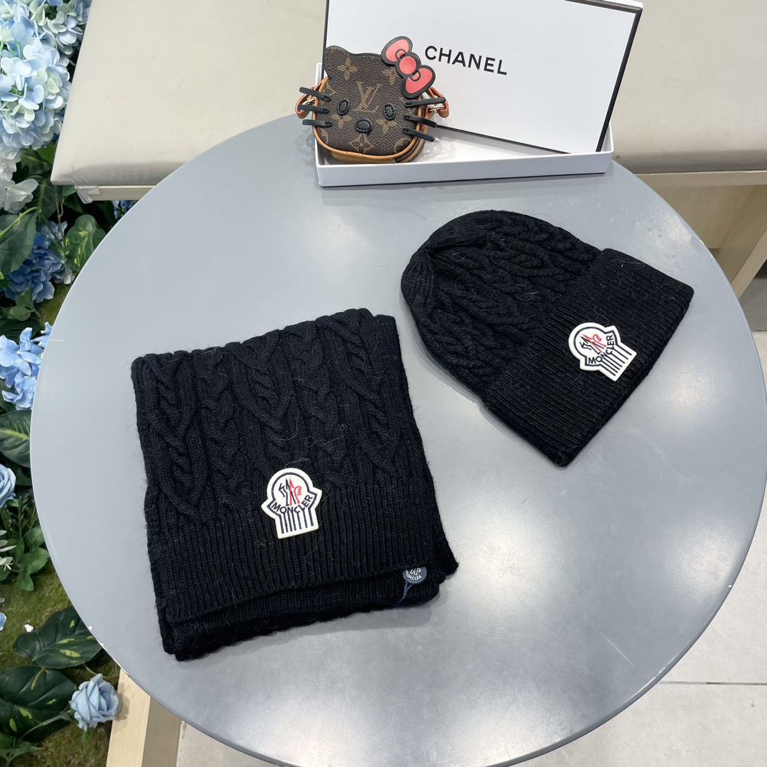 moncler蒙口官网新品经典套装帽子！帽子➕围巾！男女同款手感一级棒！暖暖哒超级舒服～这个冬天你就差这么一套装帽子啦～