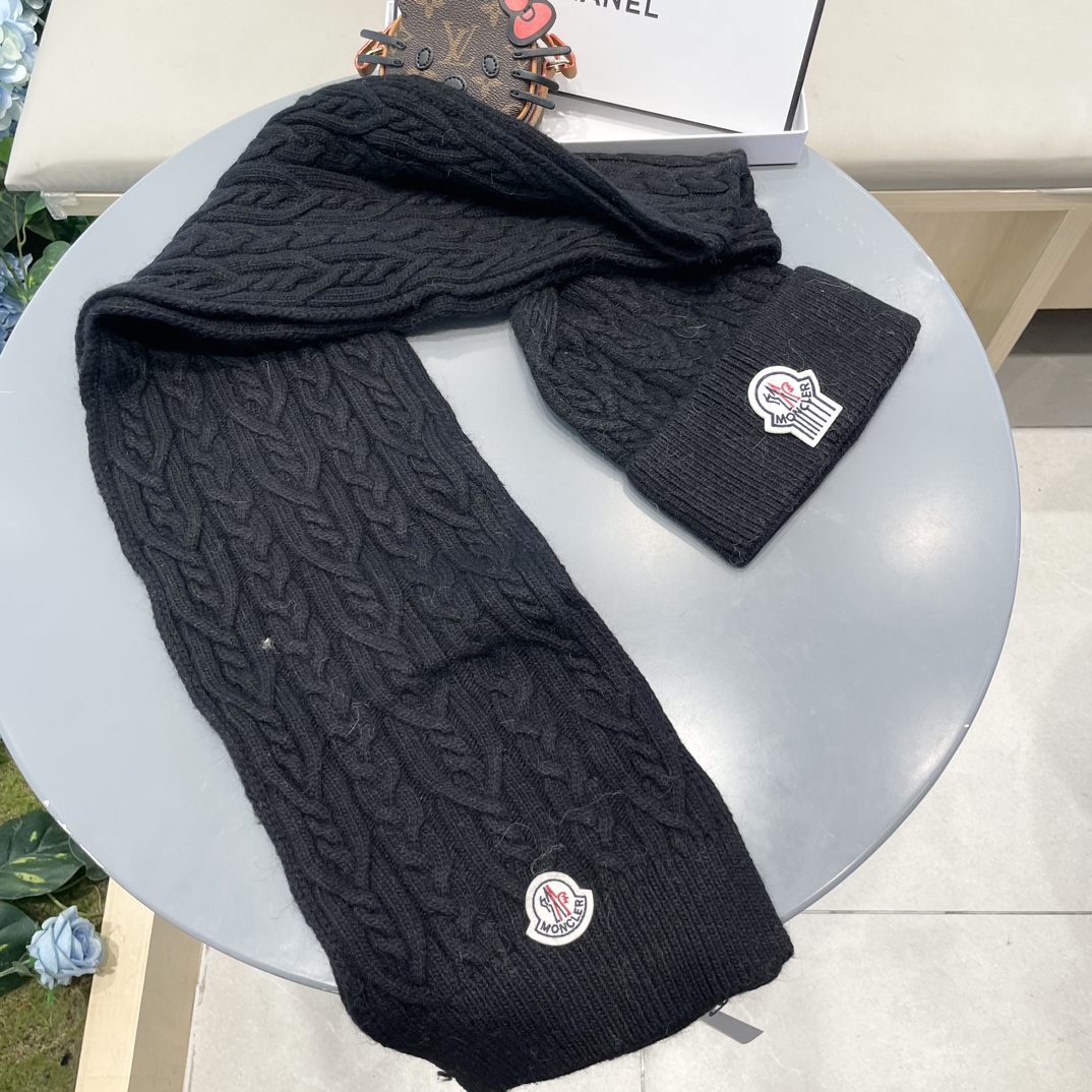moncler蒙口官网新品经典套装帽子！帽子➕围巾！男女同款手感一级棒！暖暖哒超级舒服～这个冬天你就差这么一套装帽子啦～
