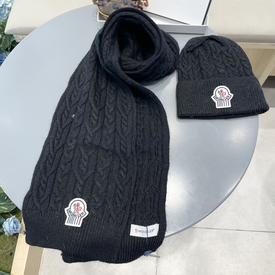 moncler蒙口官网新品经典套装帽子！帽子➕围巾！男女同款手感一级棒！暖暖哒超级舒服～这个冬天你就差这么一套装帽子啦～