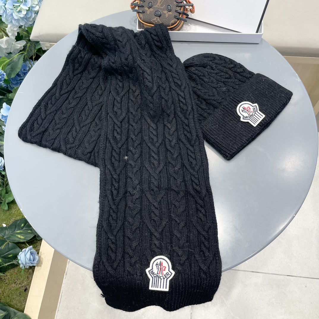 moncler蒙口官网新品经典套装帽子！帽子➕围巾！男女同款手感一级棒！暖暖哒超级舒服～这个冬天你就差这么一套装帽子啦～
