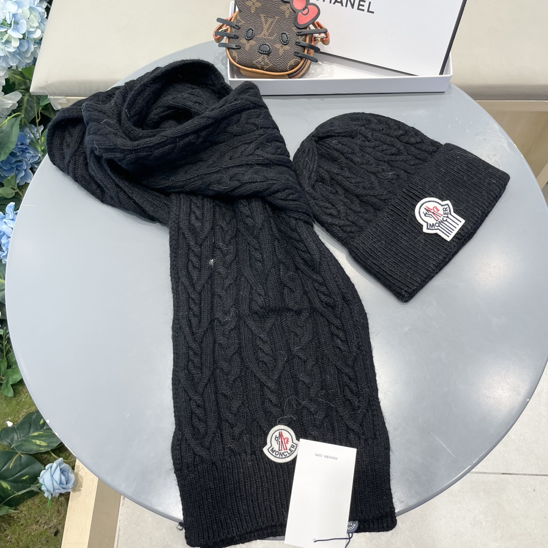 moncler蒙口官网新品经典套装帽子！帽子➕围巾！男女同款手感一级棒！暖暖哒超级舒服～这个冬天你就差这么一套装帽子啦～