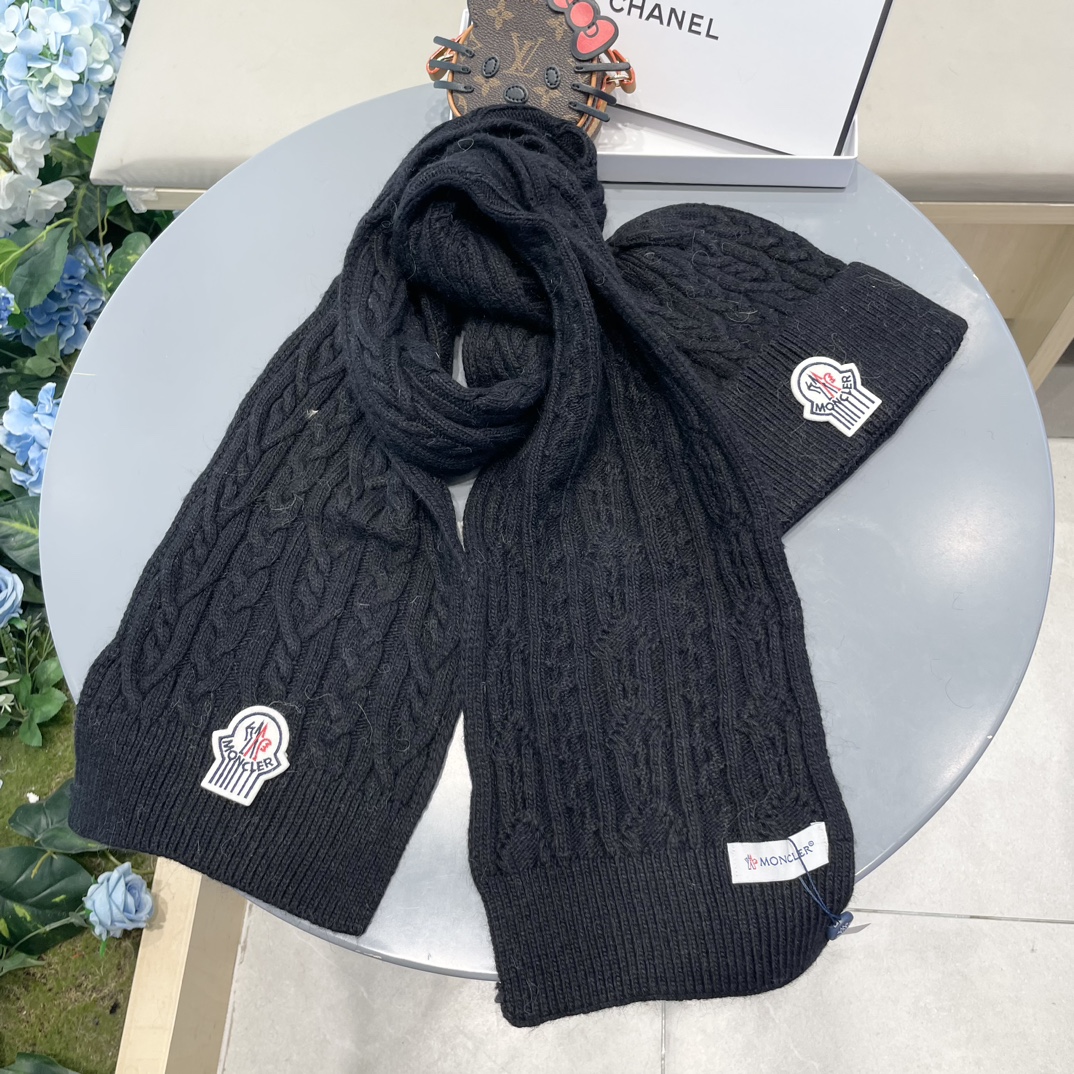moncler蒙口官网新品经典套装帽子！帽子➕围巾！男女同款手感一级棒！暖暖哒超级舒服～这个冬天你就差这么一套装帽子啦～