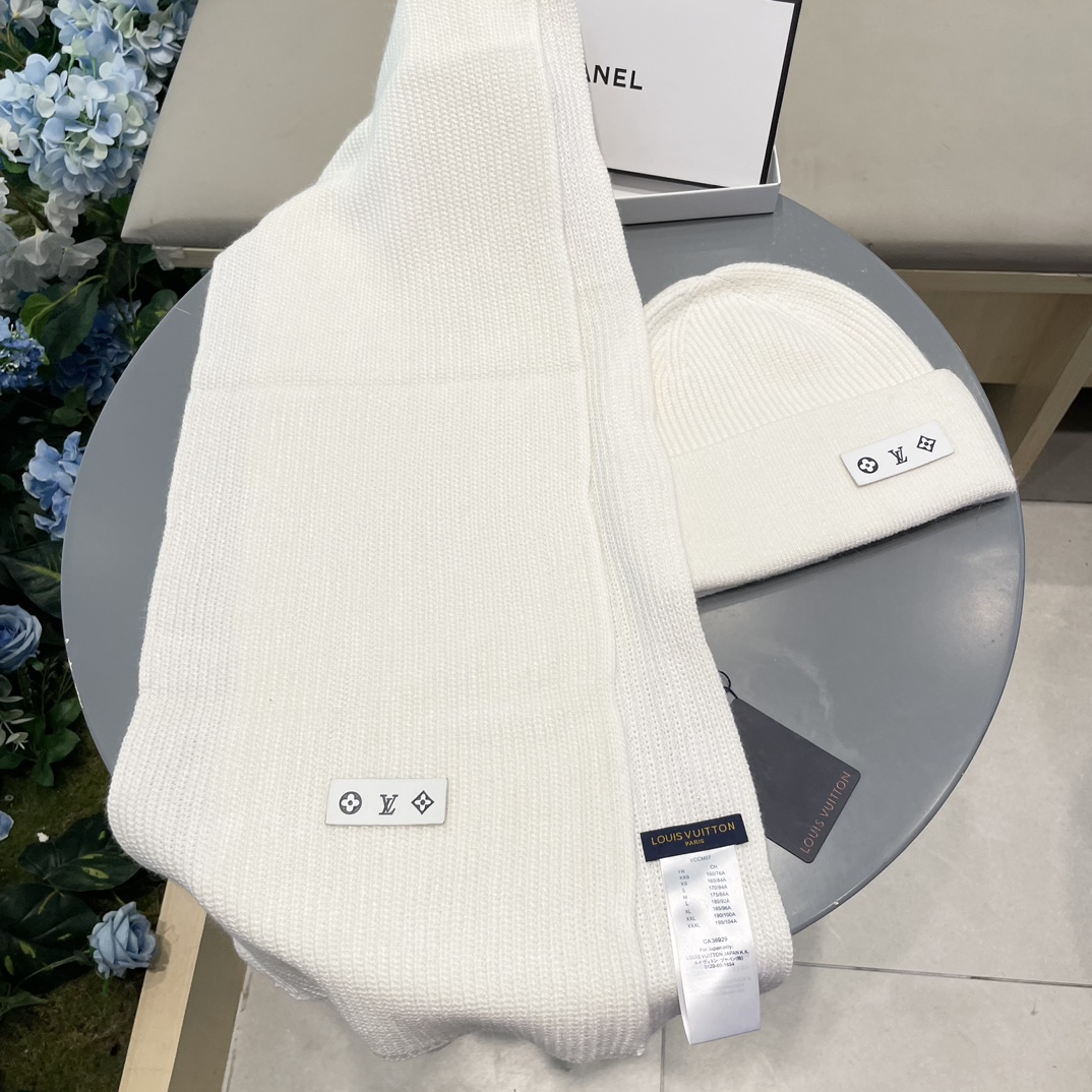 LV羊绒帽子围巾套装.原单.全套品相非常柔软亲肤，弹性很好有质感又非常百搭的款式~保暖的羊绒毛线帽，.任何头围都可以佩戴