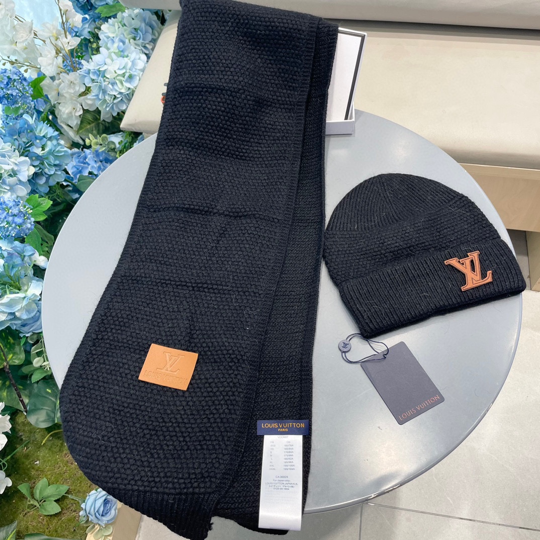 P185 Lv家。【两件套-羊毛套装帽子】经典套装帽子！帽子➕围巾！暖暖哒超级舒服～冬日小姐姐减龄神器哦～这个冬天你就差这么一套套装帽子啦～又保暖又时尚！男女通用款!可以做情侣款！防伪标签吊卡齐全！多多款式，欢迎选择!